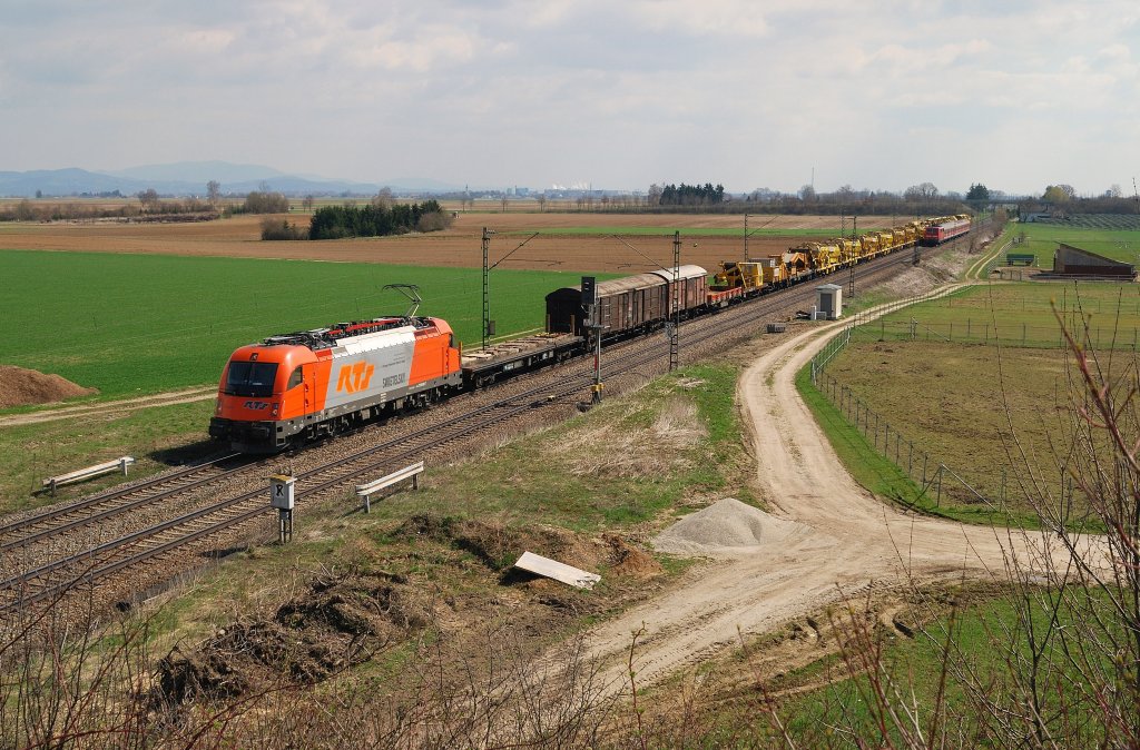 1216.902 (RTS) mit Bauzug bei Stephansposching (06.04.2010)