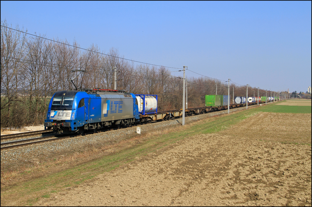 1216.910 mit dem LTE TEC 41145 (Passau-Ebenfurth-Sopron) am 17.03.13 kurz vor Ebenfurth.