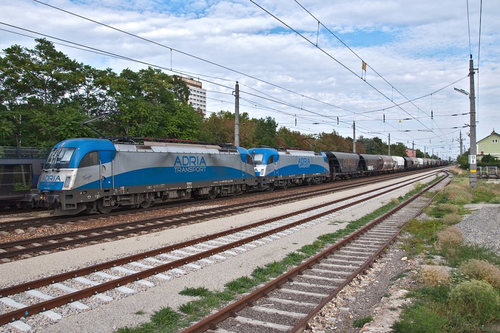 1216.922 und 1216.921, unterwegs mit einem Getreidezug durch Wien Oberlaa. Die Aufnahme entstand am 12.08.2013.