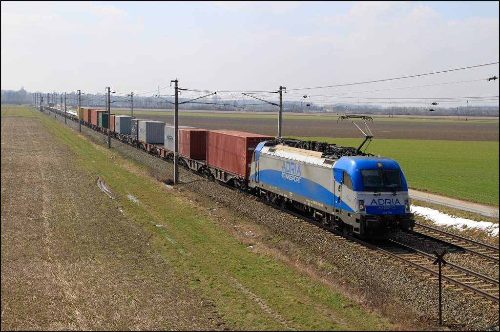 1216.922 fhrt mit Containerzug von Wr.Neustadt kommend Richtung Wampersdorf.
Ebenfurth 04.04.13