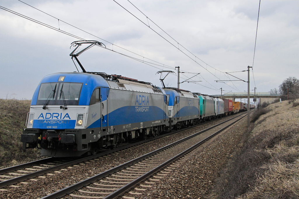 1216.922+1216.920+185.609(kalt) und 185.680(kalt) bringen einen KLV GAG von Hegyeshalom kommend Richtung Wien.
185.680 macht derzeit Werbung fr den Studiengang Schienefahrzeugtechnik an der FH Aachen.
Gramatneusiedl am 09.02.2013