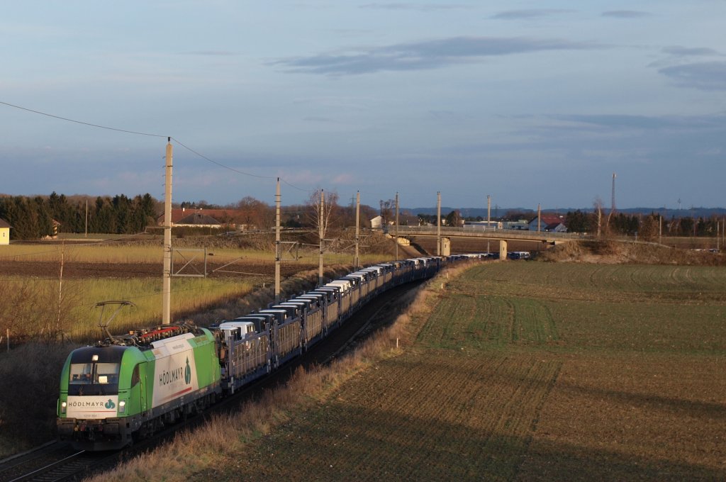 1216.954 mit eine Gterzug kurz vor Marchtrenk am 18.12.11