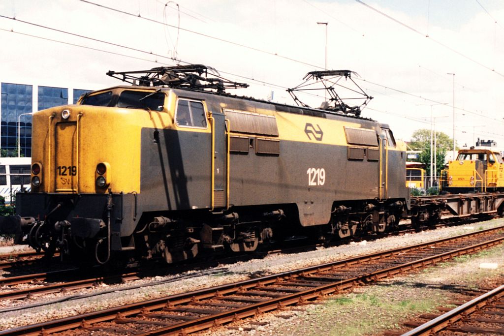 1219 auf Bahnhof Leeuwarden am 30-6-1994. Bild und scan: Date Jan de Vries.