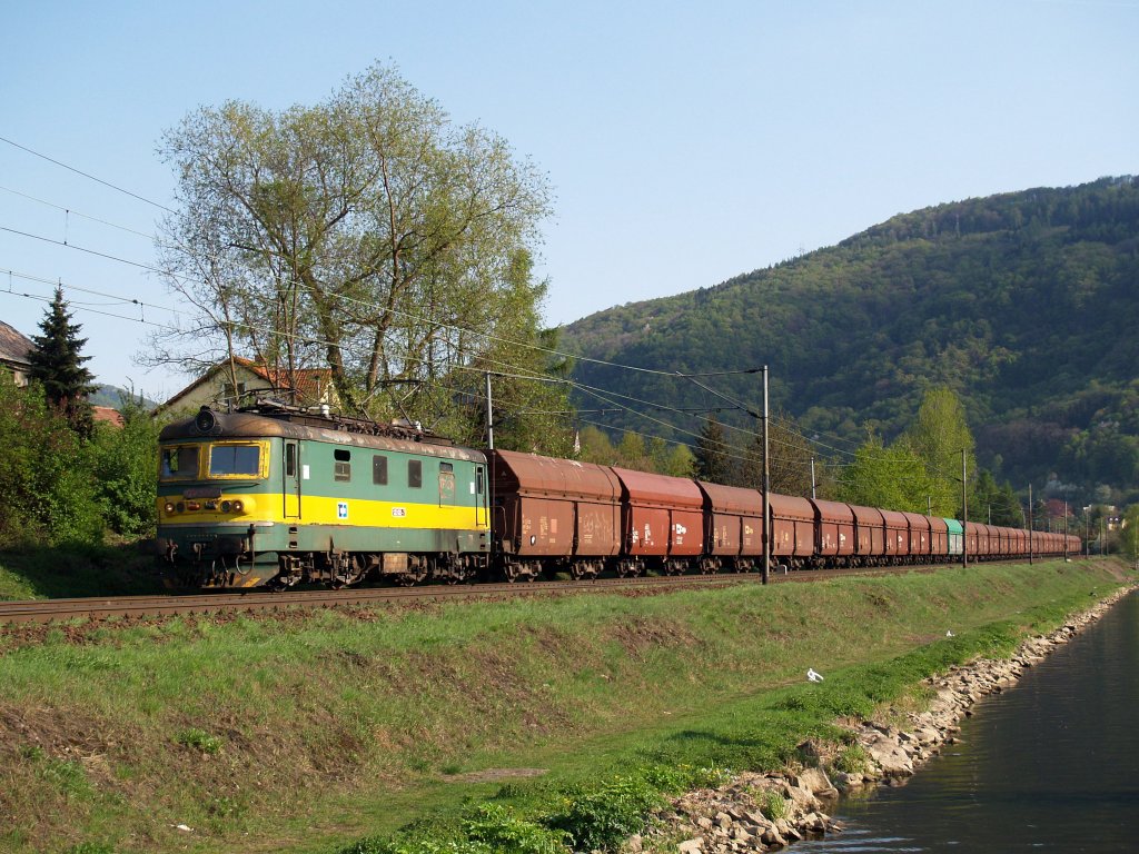 122 022 am 21.04.2011 unterwegs bei Strekov