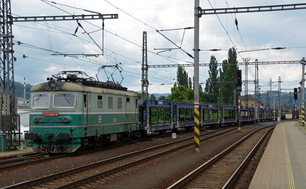 122 026 verlsst am 04.07.13 mit einem Ganzzug leerer Autotransportwagen am Haken Decin Richtung Rbf.