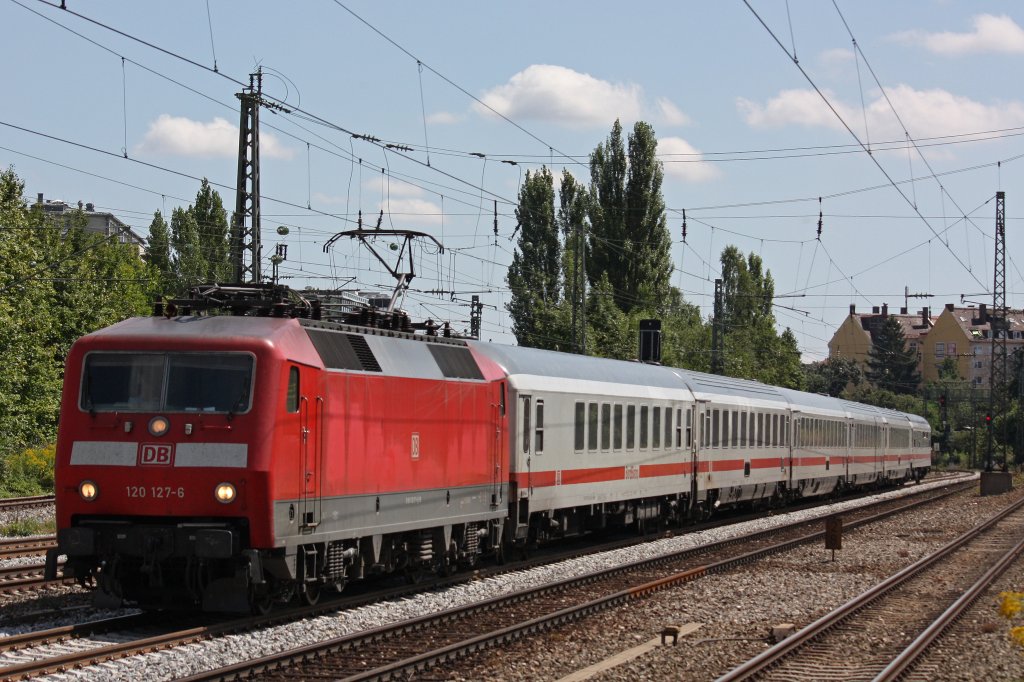1220 127 am 17.8.12 mit einem IC in Mnchen-Heimeranplatz.