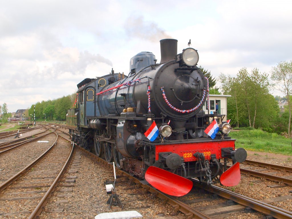 1220 (Bauj.1914) der Sdlimburgischen Dampfeisenbahngesellschaft (ZLSM) rangiert am 05.05.2010 im Bw Simpelveld (NL). Die 1220 fuhr bis 1970 bei der SJ und ist danach bis 1992 in der militrisch strategischen Reserve gewesen bevor sie 1994 zur ZLSM wechselte.