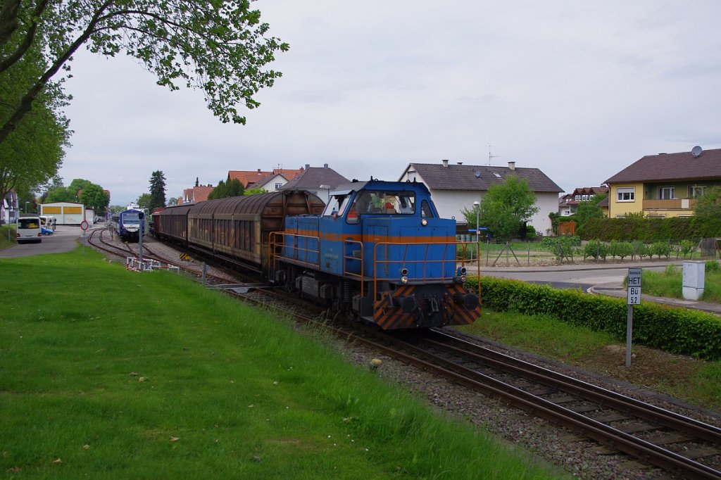 12:20h - Der alltgliche Gterzug kehrt zurck nach Freiburg. Hier die Ausfahrt aus Endingen.