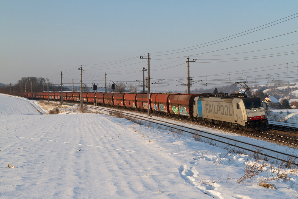 12.2.12 Auch die Firma Lokomotion hat nun den Osten sterreichs fr sich entdeckt, nach den erforderlichen Streckenschulungen gibt es bereits Planzge nach Heygeshalom und Breclav aber auch Spot-Leistungen sind zu beobachten. Hier fhrt die 186 105 mit den aus Schadwagen bestehenden SLGAG 47389 (+96min) von Salzburg nach Hegyeshalom.