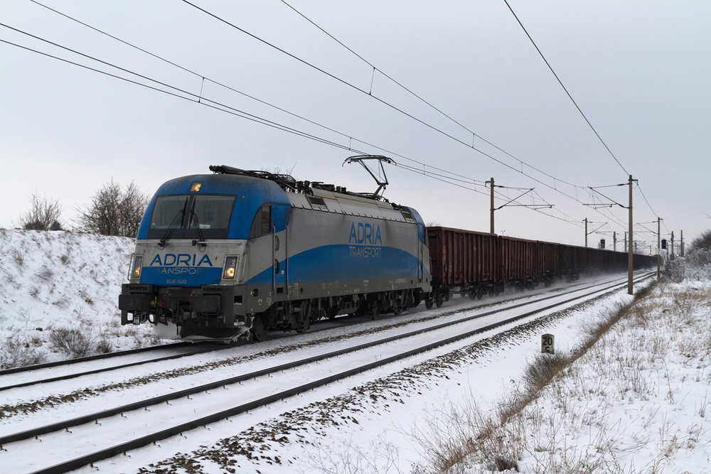 12.2.13 Interessant sind die planmigen CargoServ Leistungen ber den Grenzbergang Bernhardsthal/Breclav ja schon. Das i-Tpfelchen war diesmal eine der ADRIA Transport Maschinen. Ein bisschen Abwechslung zum Gelb/grauen CargoServ-Einheitsbrei muss doch auch mal sein... :-P
ADRIA 1216 920 mit dem 120min vor Plan fahrenden GAG 47545 von Breclav nach Linz Stahlwerke kurz vor dem Bahnhof Deutsch Wagram.