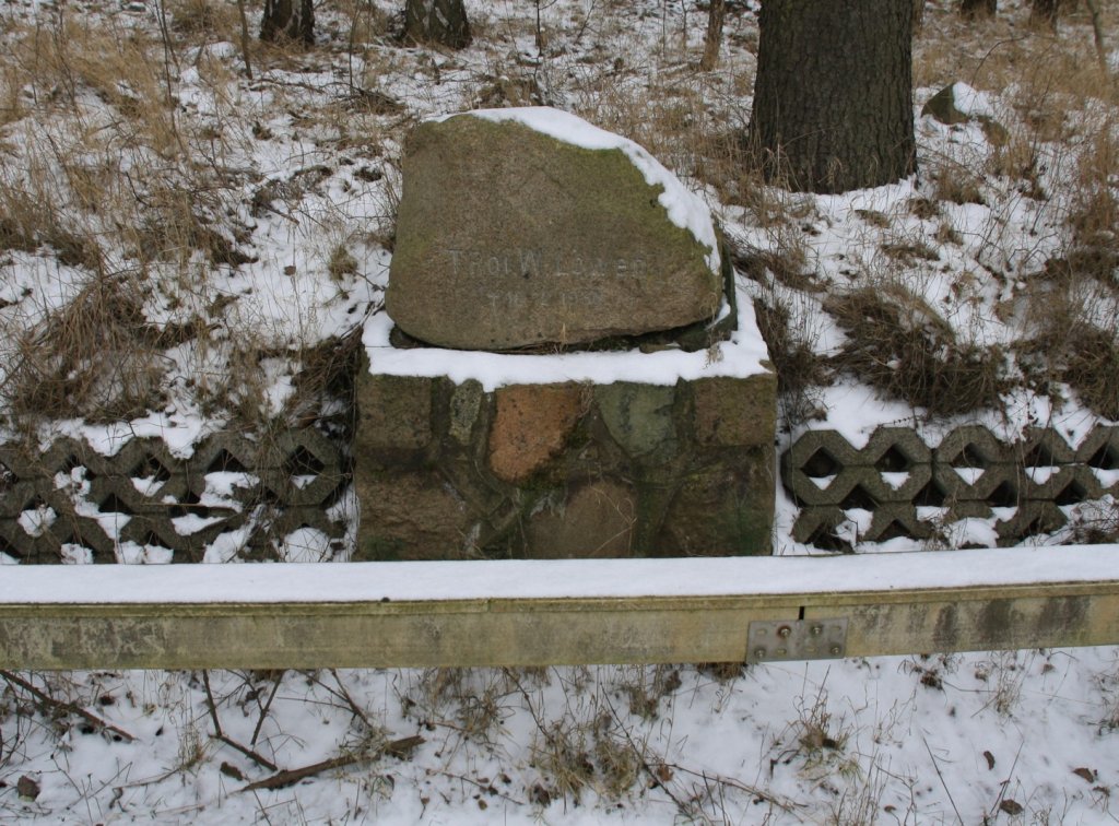 12.2.2012 Berlin - Stettiner Eisenbahn nahe km 108. Gedenkstein fr  TRoi W Lwen † 16.12.1938  (TRoi oder T Roi) - sachdienliche Hinweise willkommen.