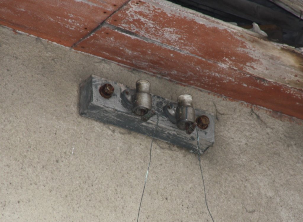 12.2.2012 Tantow Vorwerk. Ziemlich alte Isolatoren am alten Schrankenposten / Blockstelle.