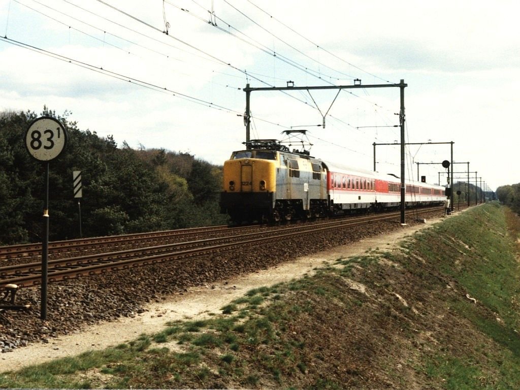 1224 mit EC 144 Kln Hbf-Amsterdam CS bei Ginkel am 20-4-1997. Bild und scan: Date Jan de Vries.