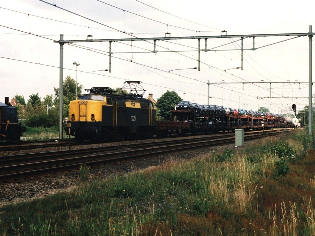 1225 mit Gterzug 43504 Seelze (D)-Kijfhoek bei Harselaar am 2-7-1996. Bild und scan: Date Jan de Vries.