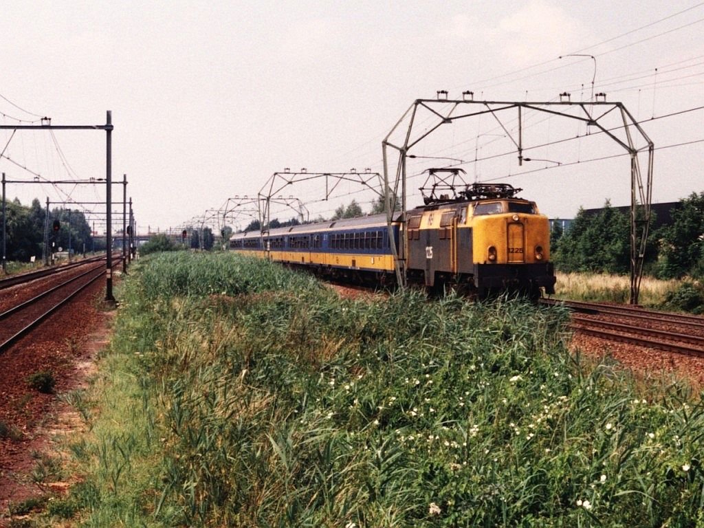 1225 mit Intercity 1555 Den Haag CS-Venlo bei Barendrecht am 15-7-1994. Bild und scan: Date Jan de Vries.