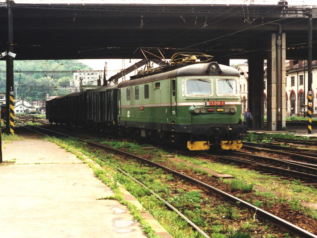 123 010-1 mit Gterzug auf Bahnhof Praha-Masarykovo am 8-5-1995. Bild und scan: Date Jan de Vries. 