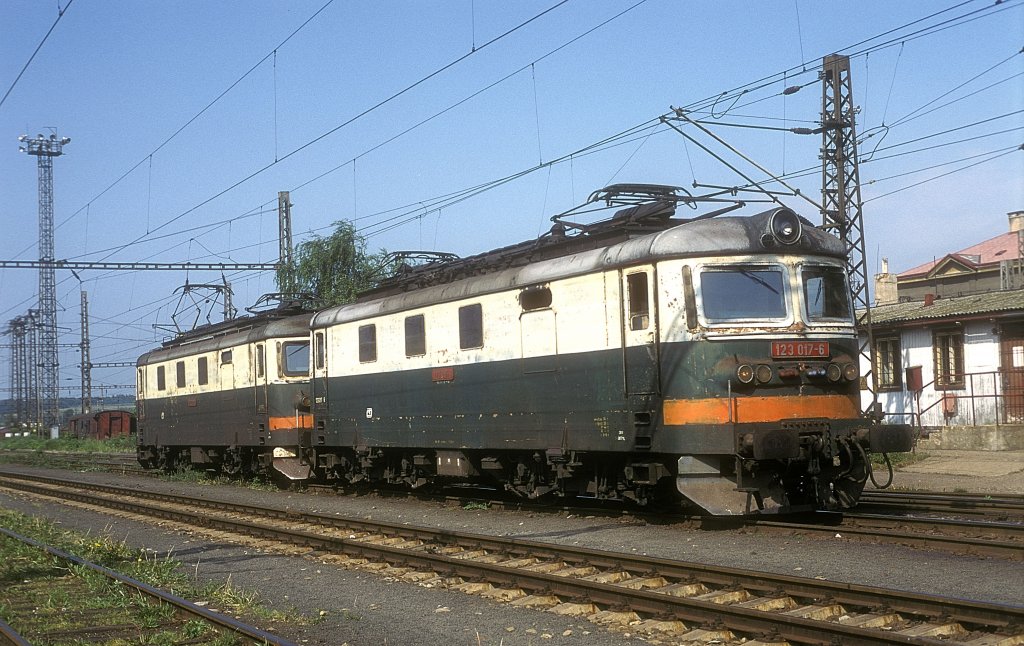 123 017 + 018  Chomutov  20.05.98