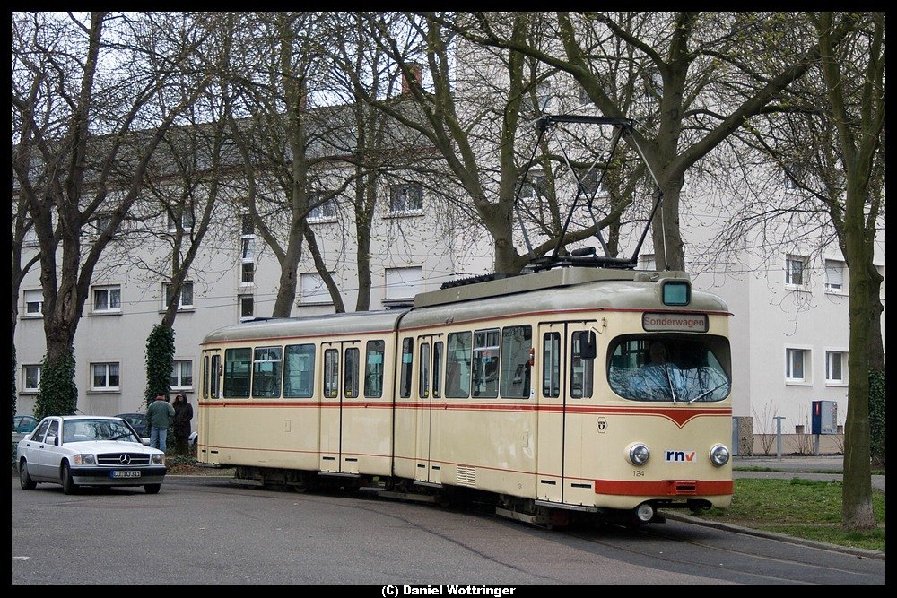 124 in der Schleife Ebertpark. Danke auch an den Autofahrer, der mitspielte, das Auto etwas passend daneben zu stellen...  Bei Sonderfahrt der IG Nahverkehr Rhein-Neckar, 16. Mrz 2008.