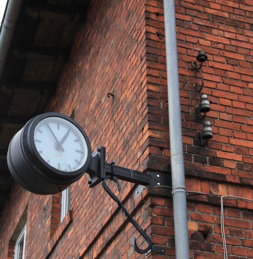 12.4.12 Eisenbahnerlebniszentrum Pasewalk. Alte Uhr und Reichsbahn-Isolatoren fr Telefon (grner Ring)