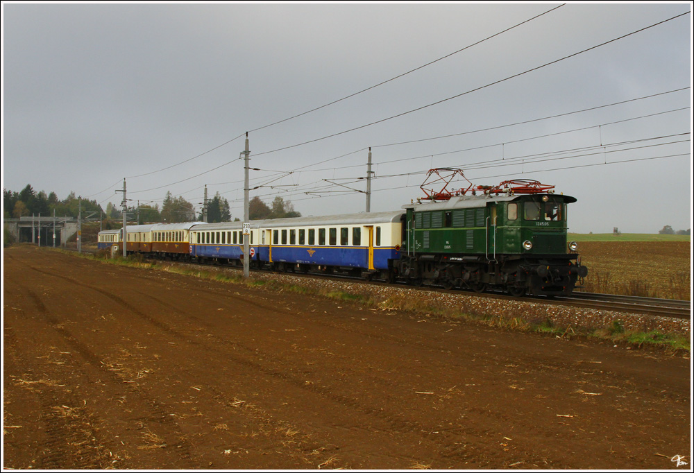 1245 005 fhrt mit Sdz R 19062 von Villach nach Bad Ischl. 
Zeltweg 22.10.2011