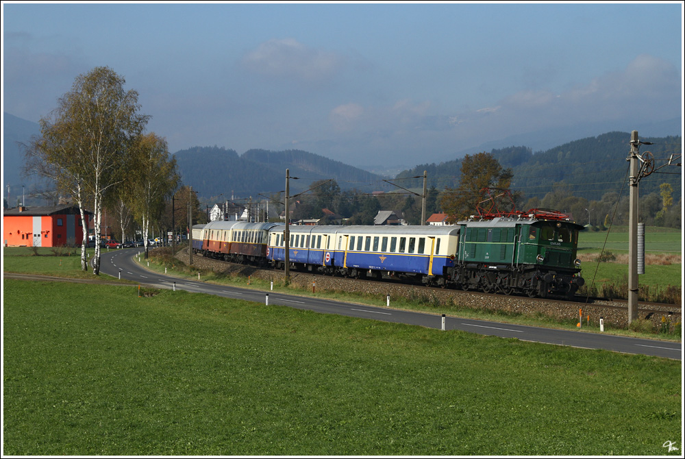 1245 005 fhrt mit Sdz R 19062 von Villach nach Bad Ischl. 
St Lorenzen 22.10.2011