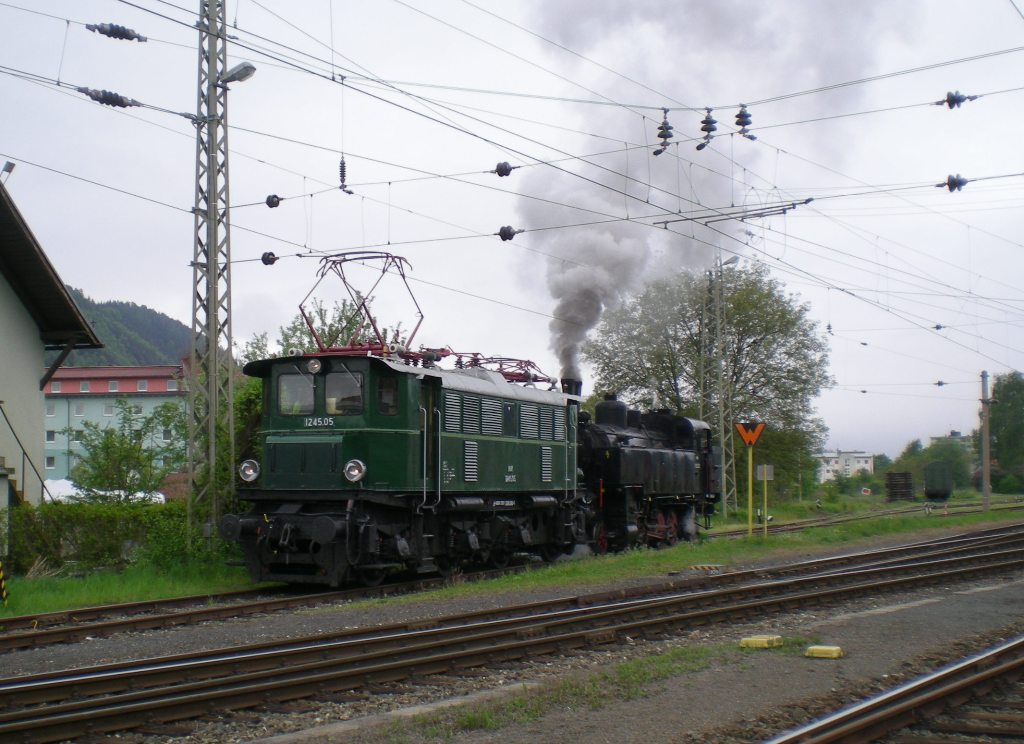 1245.05 ist wieder betriebsf�hig! Am 2.5. erfolgten zwei Probefahrten, die erste gemeinsam mit der 93.1332 im Abschnitt St. Veit - Launsdorf, die zweite alleinfahrend zwischen St. Veit und Maria Saal. Am 3.5. folgte eine Vorspannleistung zur 1141.21 bei einer Wagen�berstellung zwischen St. Veit und Villach. Hier der SPROB 95877 am 2.5. vor der �berstellung zum St. Veiter Personenbahnhof bei der Ausfahrt aus dem Heizhausgel�nde.