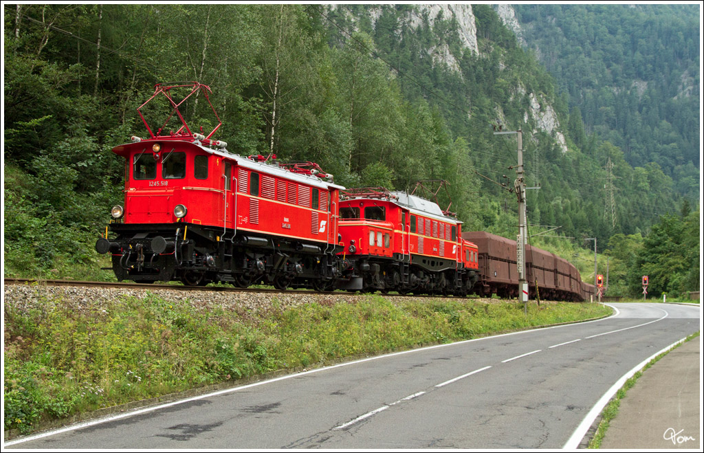 1245.518 + 1020.37 ziehen den Plang�terzug SGAG 17255 von Linz Stahlwerke durch des sch�ne Erzbachtal nach Eisenerz.  
Radmer 11.8.2012
