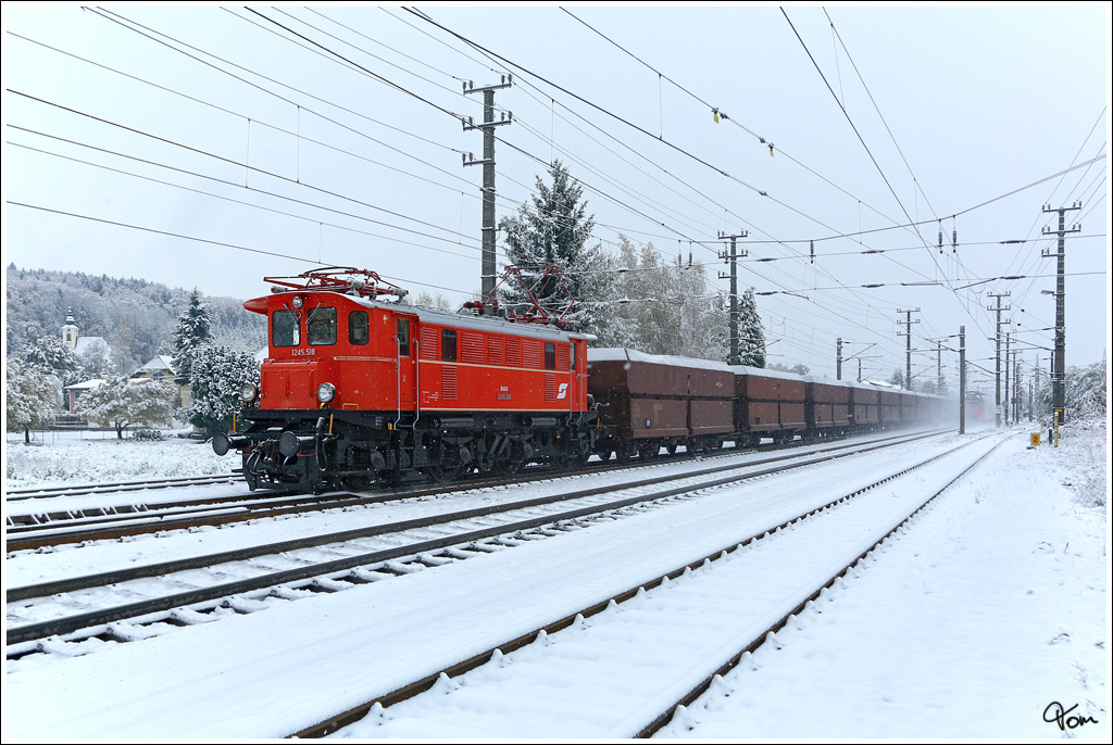 1245.518 f�hrt mit dem Erzleerzug SGAG 48483 von Linz Stahlwerke nach Attnang-Puchheim.
Attnang-Puchheim  28.10.2012
