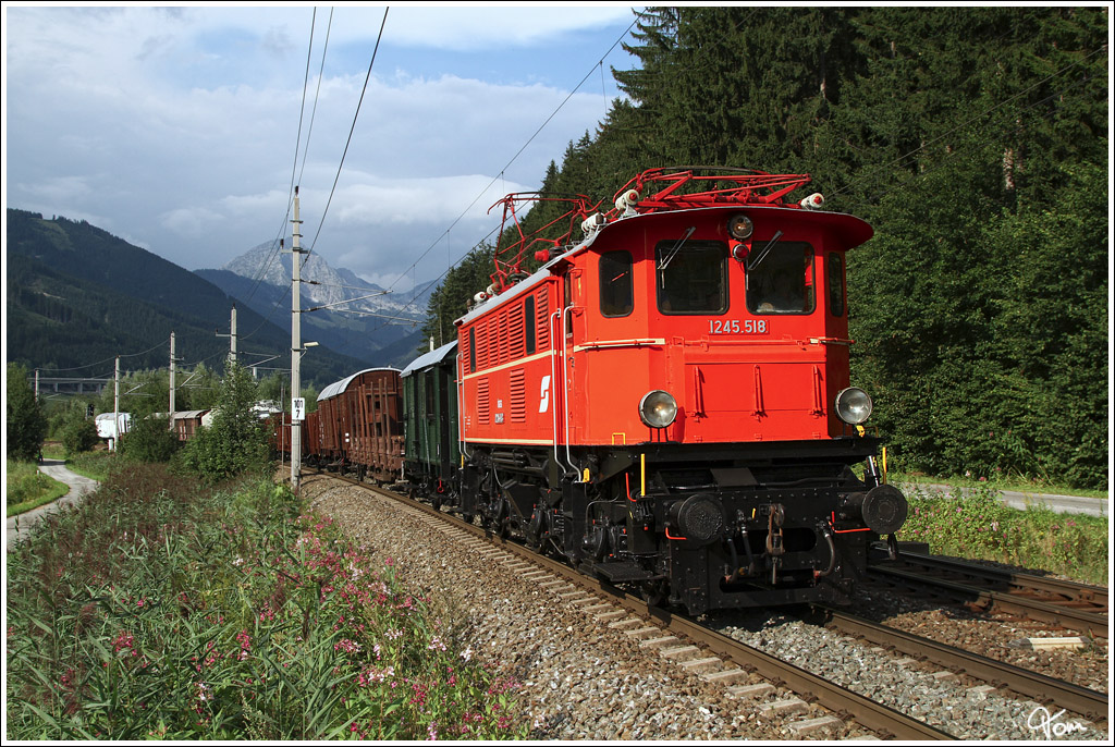 1245.518 f�hrt mit dem Fotog�terzug SGAG 17243 von Kirchdorf an der Krems nach Selzthal.
Selzthal 8_2012 
