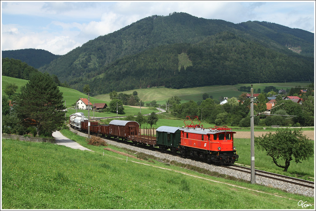 1245.518 fhrt mit dem GEG Fotozug SGAG 17243 von Kirchdorf an der Krems nach Selzthal.  
Schn 8_2012