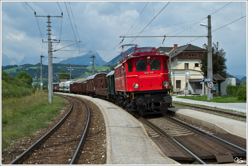 1245.518 fhrt mit Fotozug SGAG 17243 (Nettingsdorf - Spital am Pyhrn) in den Bahnhof Windischgarsten ein. 8_2012

