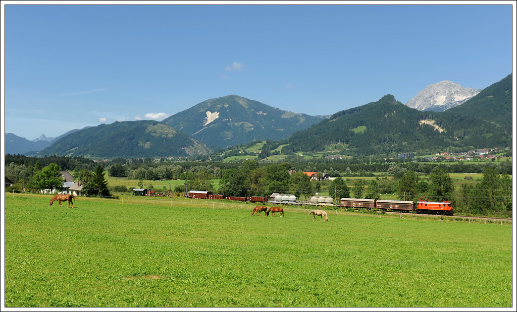 1245.518 mit dem Fotozug 17260 von Selzthal nach Eisenerz am 12.8.2012 aufgenommen zwischen Admont und Gesuse Eingang.