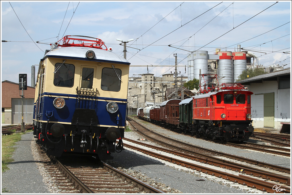 1245.518 steht mit SGAG 17243 (Kirchdorf an der Krems - Selzthal) im Bahnhof Kirchdorf, whrend im Vordergrund ET 4041.01 als SGAG 17248 (Nettingsdorf-Selzthal) vorbeifhrt. 8_2012