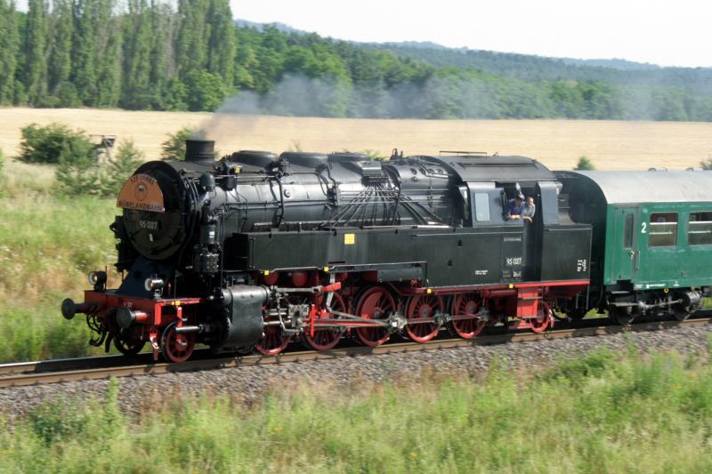 125 Jahre Rbelandbahn - Prsentation der 95 027 im Harz. Der 1. Sonderzug mit geladenen Gsten und Politprominenz auf dem Weg von Halberstadt nach Blankenburg/Harz; 10.07.2010
