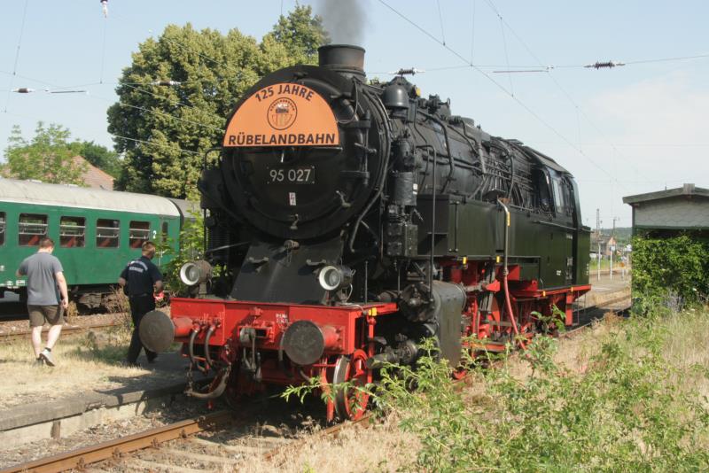 125 Jahre Rbelandbahn - Prsentation der 95 027 im Harz. Die Ffw Blankenburg hilft bei der Wasserversorgung aus. Der alte Wasserkran ist zwar noch vorhanden, aber nicht mehr betriebsfhig.