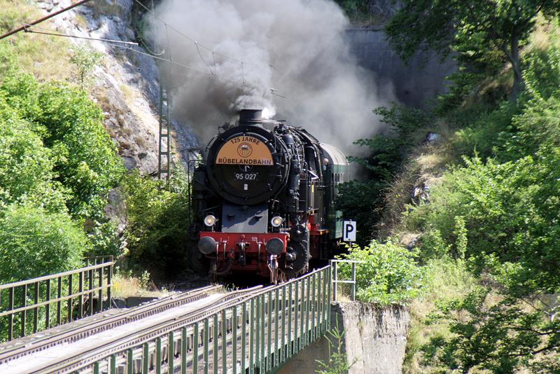 125 Jahre Rbelandbahn - Prsentation der 95 027 im Harz. Kraftvoll stemmt sich die Bergknigin aus dem Krumme-Grube-Tunnel in Richtung Krocksteinviadukt; 10.07.2010