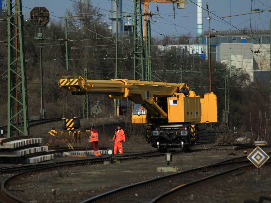 125to Kran der Firma Hering Gleisbau am 25.03.2011 in Aachen West, der ein Gleisstck absetzt.
