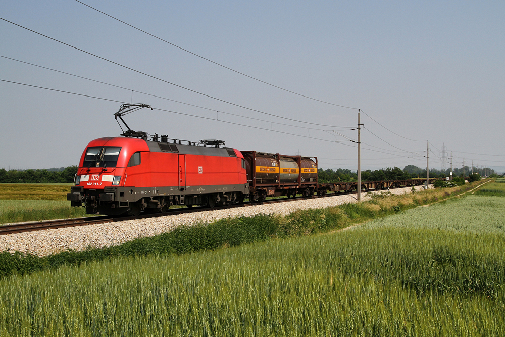 12.6.10 182 011 mit dem KGAG 40652 von Sopron nach Ingolstadt bei Trasdorf.
