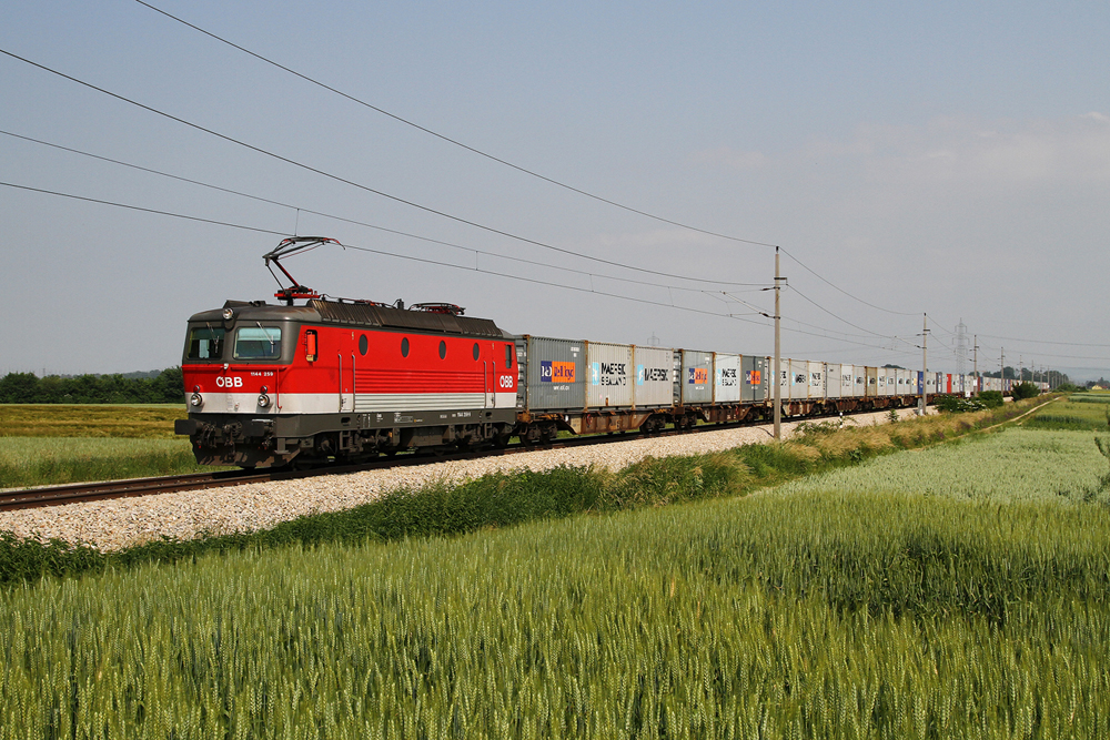 12.6.10 Das Alltagsgeschft auf der Tullnerbahn, die Containerzge. Zu sehen ist die 1144 259 mit dem SKGAG 42686 von Marchegg ber Strasshof (Tfz Tausch von 2016 auf 1144) nach Wrgl bei Trasdorf (Danke an Jrgen L.)!