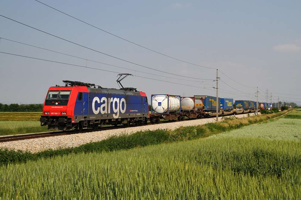 12.6.10 Die angemieteten SBB 482 sind beinahe t�glich auf den Z�gen der WLC zu beobachten, auch heute verkehrte eine 482 im Dienste der Wiener Lokalbahn Cargo. Hier f�hrt die 482 040 mit dem TEC 42912 von Wien Donaukaibahnhof nach Hamburg Waltersdorf und konnte bei Trasdorf abgelichtet werden.