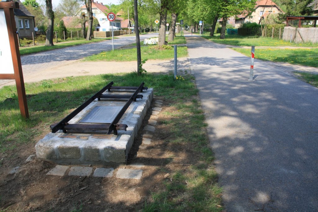 12.6.2011 Hobrechtsfelde. Denkmal fr die Hobrechtsfelder Wirtschaftsbahn.