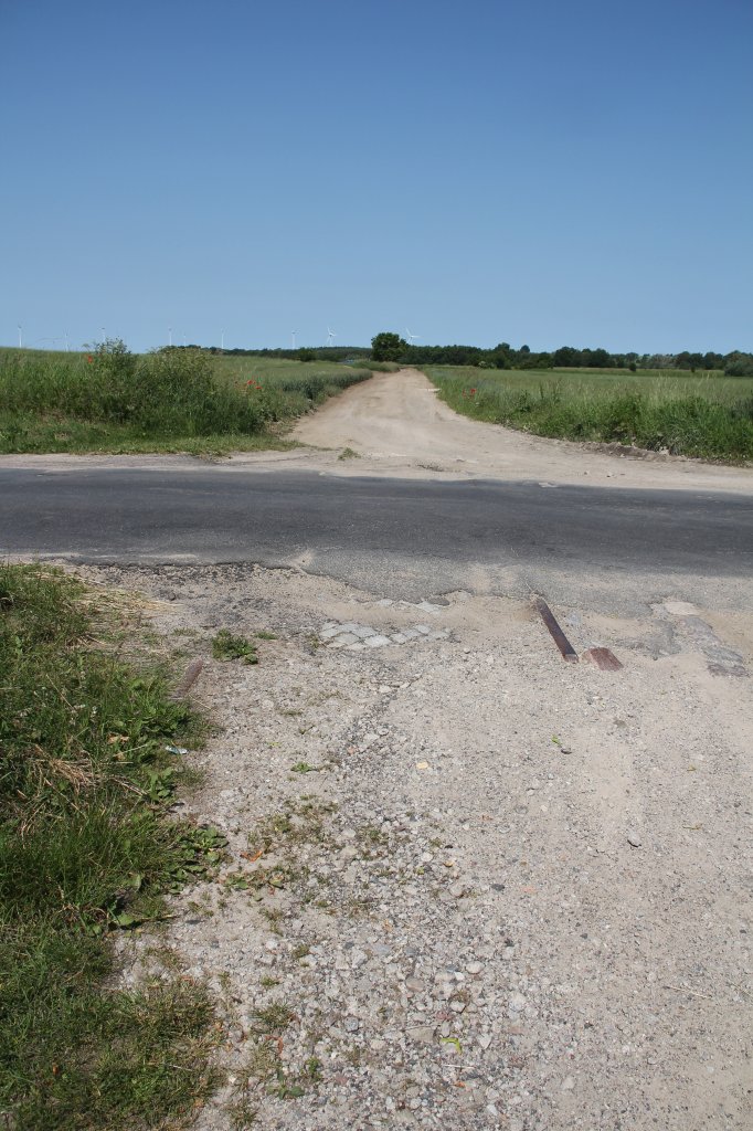 12.6.2013 Tantow. Straenberquerung der Strecke Tantow - Gartz am Ortsausgang, Blichrichtung Bf. Tantow / Stettiner Bahn.