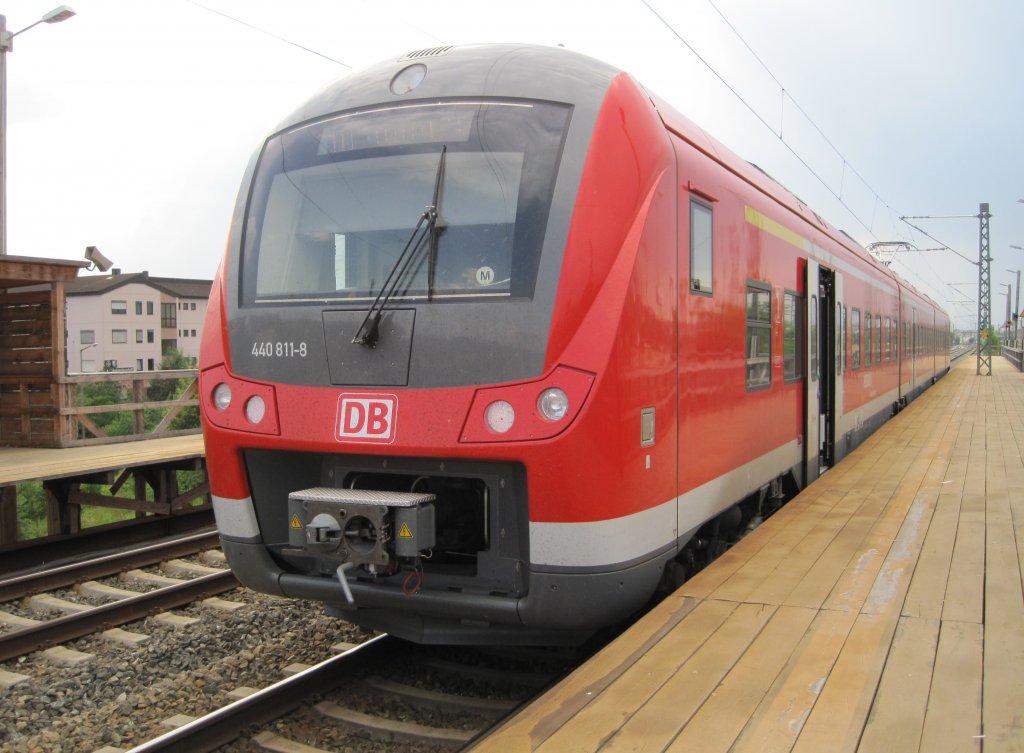 12.7.2010 18:14 DB AG Baureihe 440 811-8 als RB aus Nrnberg Hbf nach Neustadt(Aisch)im Bahnhof Nrnberg Rothenburger Strae.