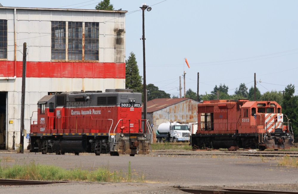 12.7.2012 Eugene, OR, Union Pacific Yard. Central Oregon & Pacific 3823 Model: EMD GP38 nebst unbek. Lok (Aufschrift 5013)