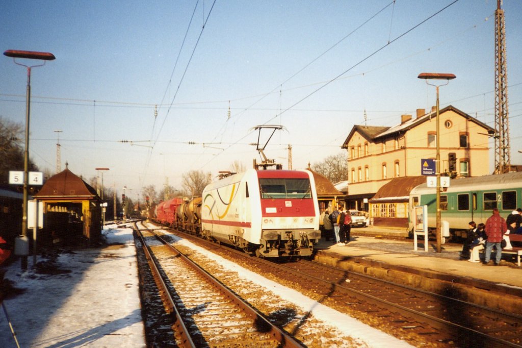128 001-5fhrt am 27.01.2000 mit IRC 51707 Nrnberg Rbf-Mnchen Nord durch den Bahnhof Roth.
Die Lok wurde in einem eintgigen Umlauf vom Bw Nrnberg Rbf aus zur Komponentenerprobung eingesetzt.
gescantes Foto