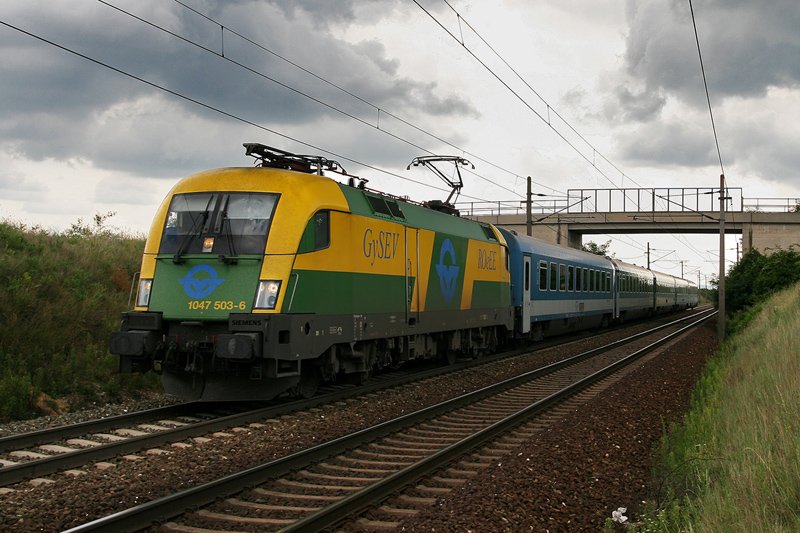 12.8.09 Die GySEV 1047 sind schon fast Alltag auf sterreichs Schienen. Im EC Dienst zwischen Wien und Budapest trifft man sie des fteren an, wie auch heute. Hier war die 1047 503 mit dem EC 962 von Budapest nach Wien Westbahnhof unterwegs.