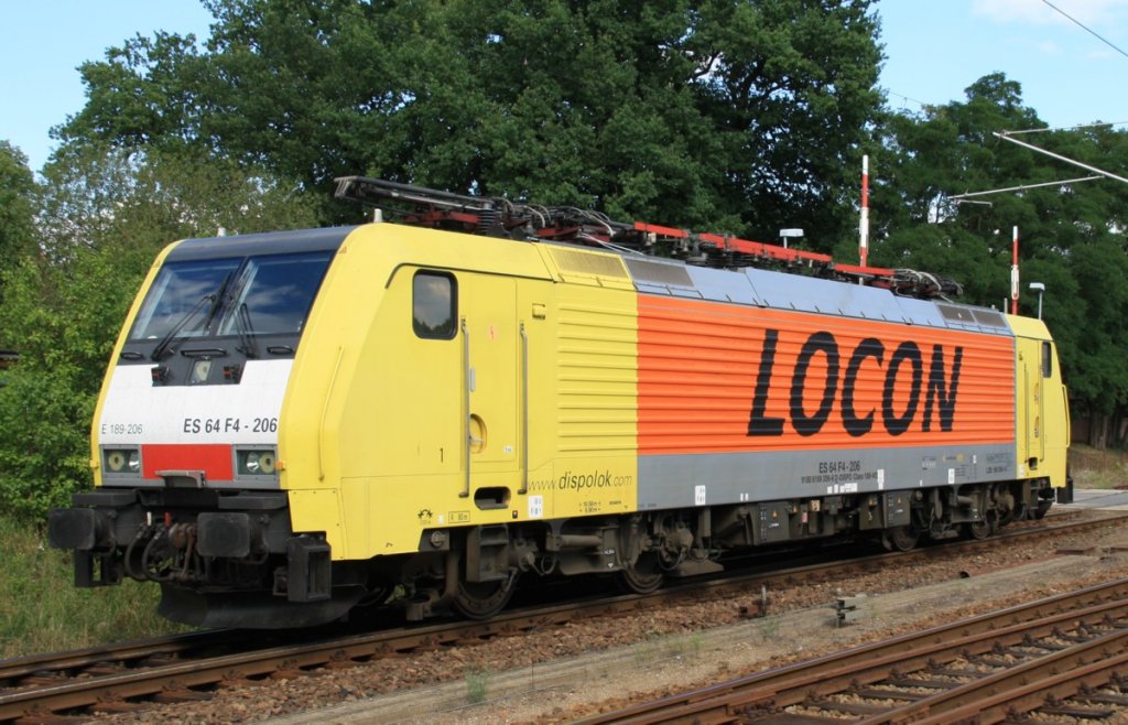 12.8.2012 Schwedt/Oder. Locon´s ES 64 F 4 - 206 (189-206) bis zum Einsatz vor einem Papierzug abgestellt am Sdkopf des Bahnhofs, 