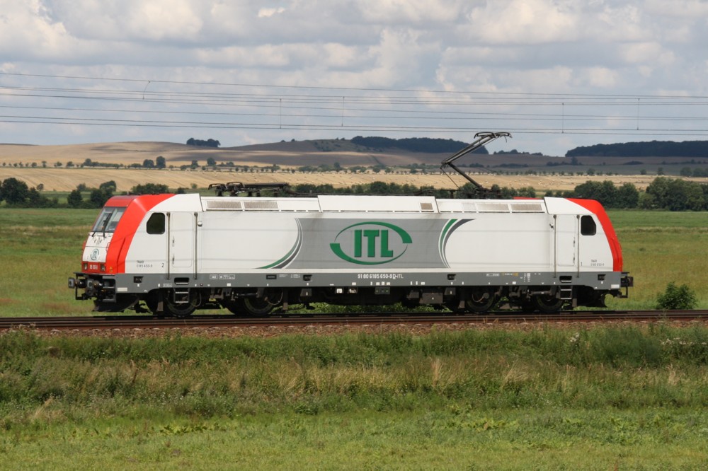 12.8.2012 vor Schnermark. Schner gehts nicht. 185 650 von ITL rollt gemchlich gen Angermnde.