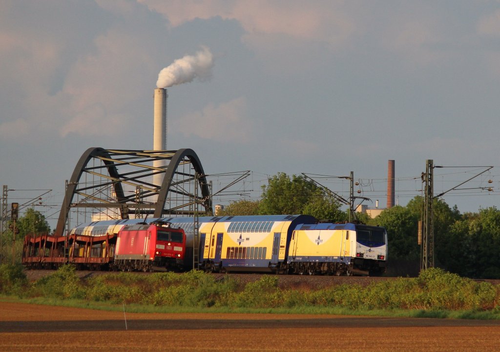 12.Mai 2013 bei Burgstemmen (KBS 350): Treffen zweier alltglichen Gste auf der Nord-Sd-Strecke.