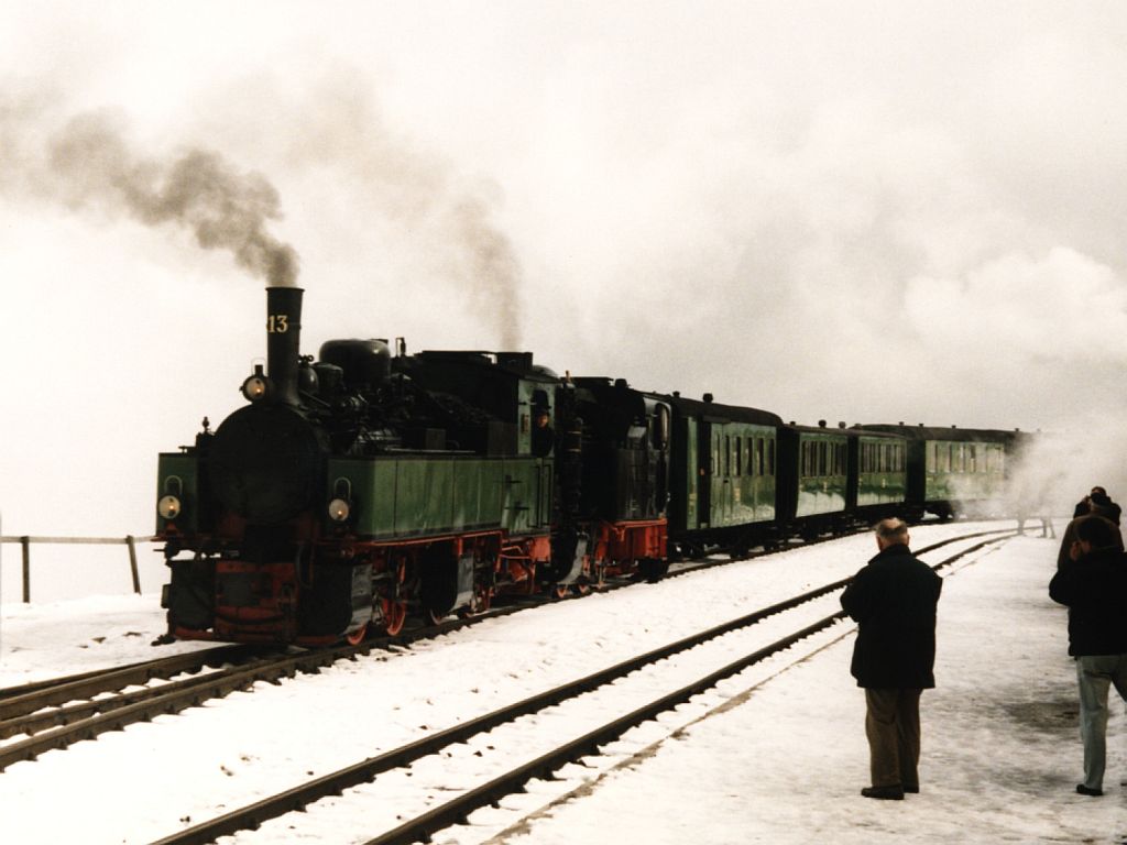 13 und 99 6101 der Harzer Schmalspurbahnen mit eine Sonderfahrt Wernigerode-Brocken auf Bahnhof Brocken am 16-10-1997. Bild und scan: Date Jan de Vries. 